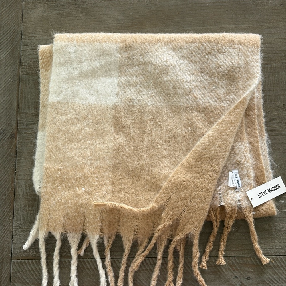 Steve Madden Scarf/Wrap/Blanket